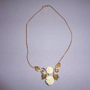 NECKLACE , 18" NECKCHAIN WITH PENDANT,  4 LEAVES 2 IVORY FLOWERS